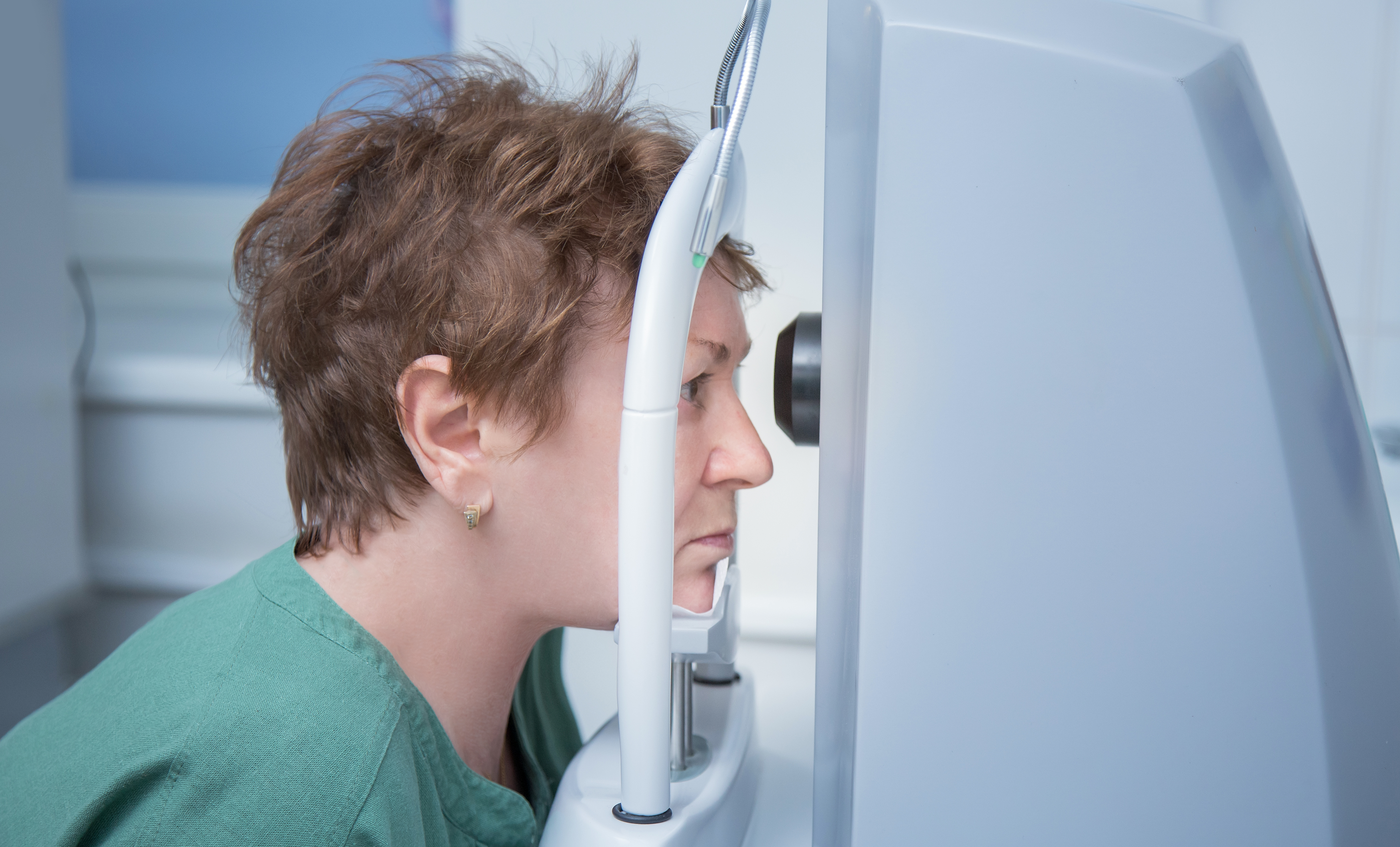 Patientin bei der Netzhaut-Tomographie (OCT-Untersuchung)