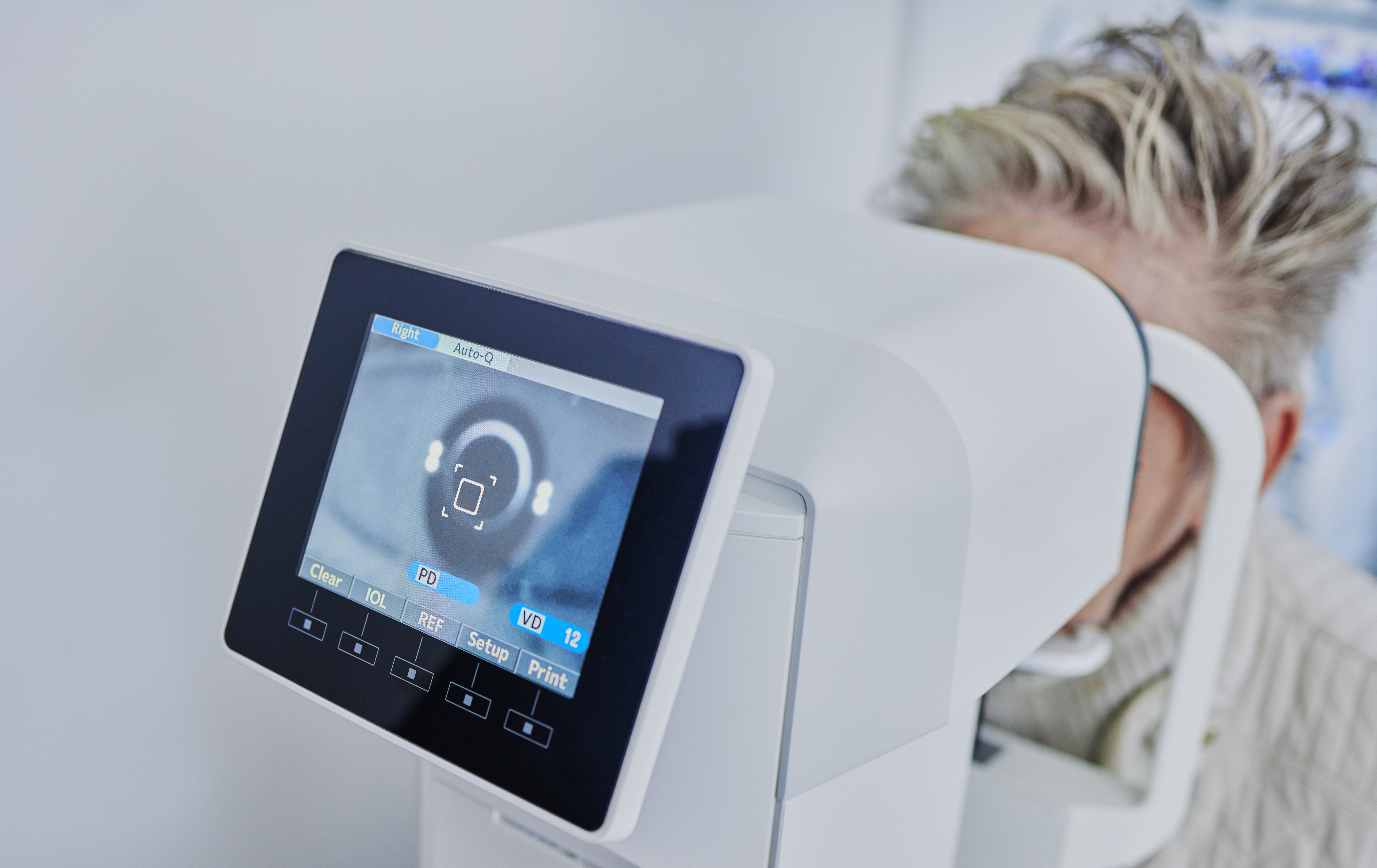 Augenärztin bedient ein modernes Diagnostikgerät