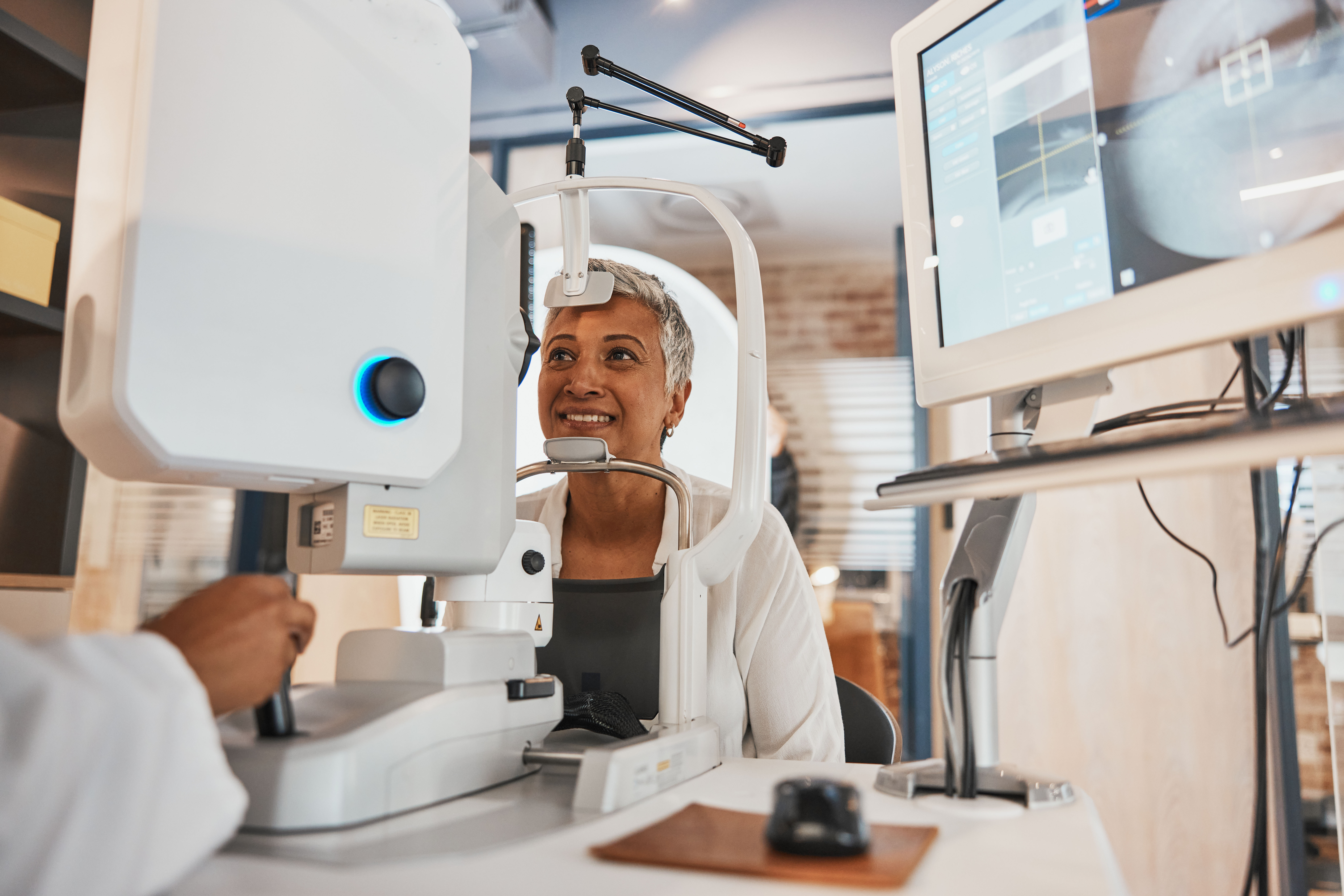 Patientin am hochmodernen Netzhaut-Kamerasystem