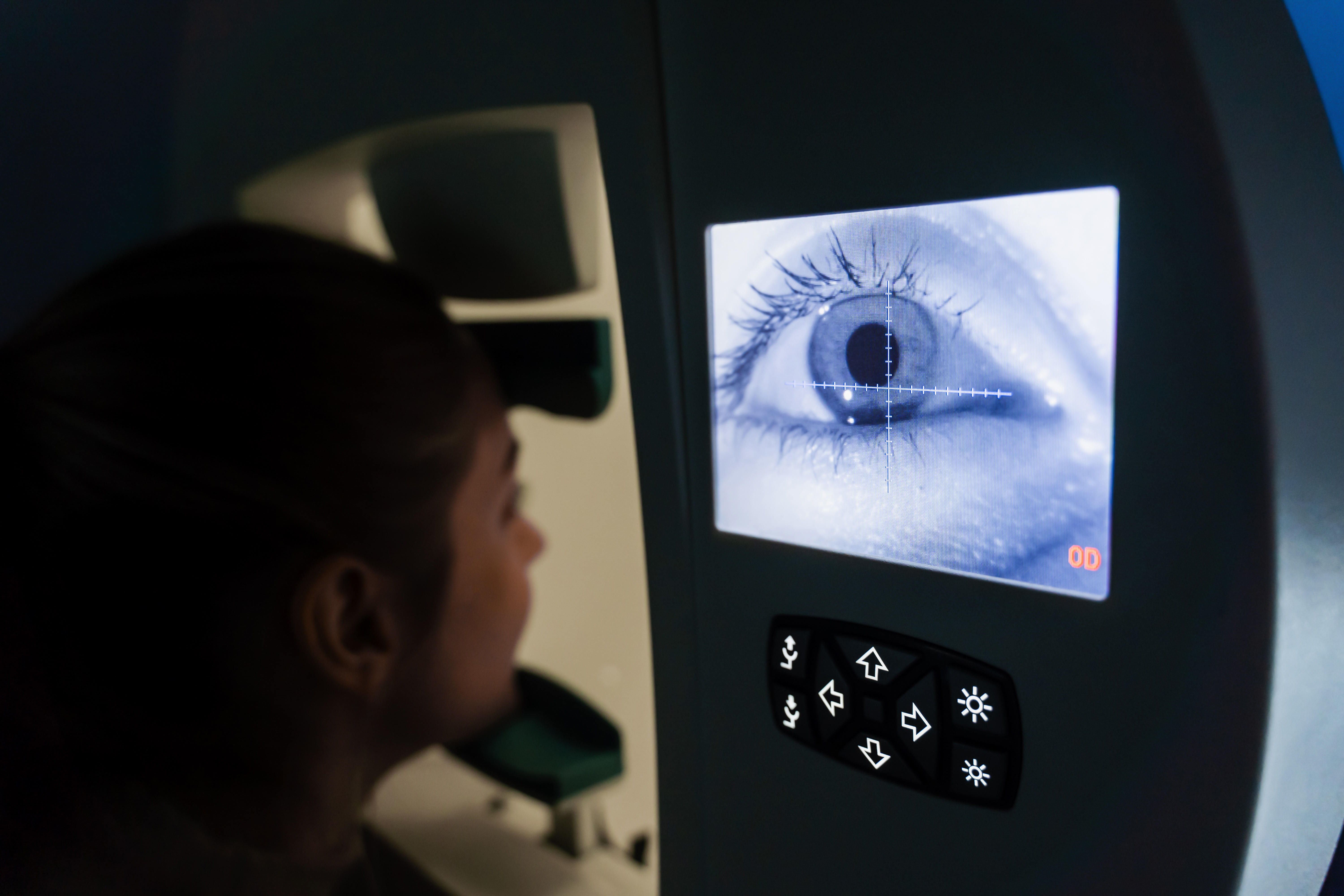 Patientin bei einer Gesichtsfeldmessung (Perimetrie) zur Glaukomfrüherkennung