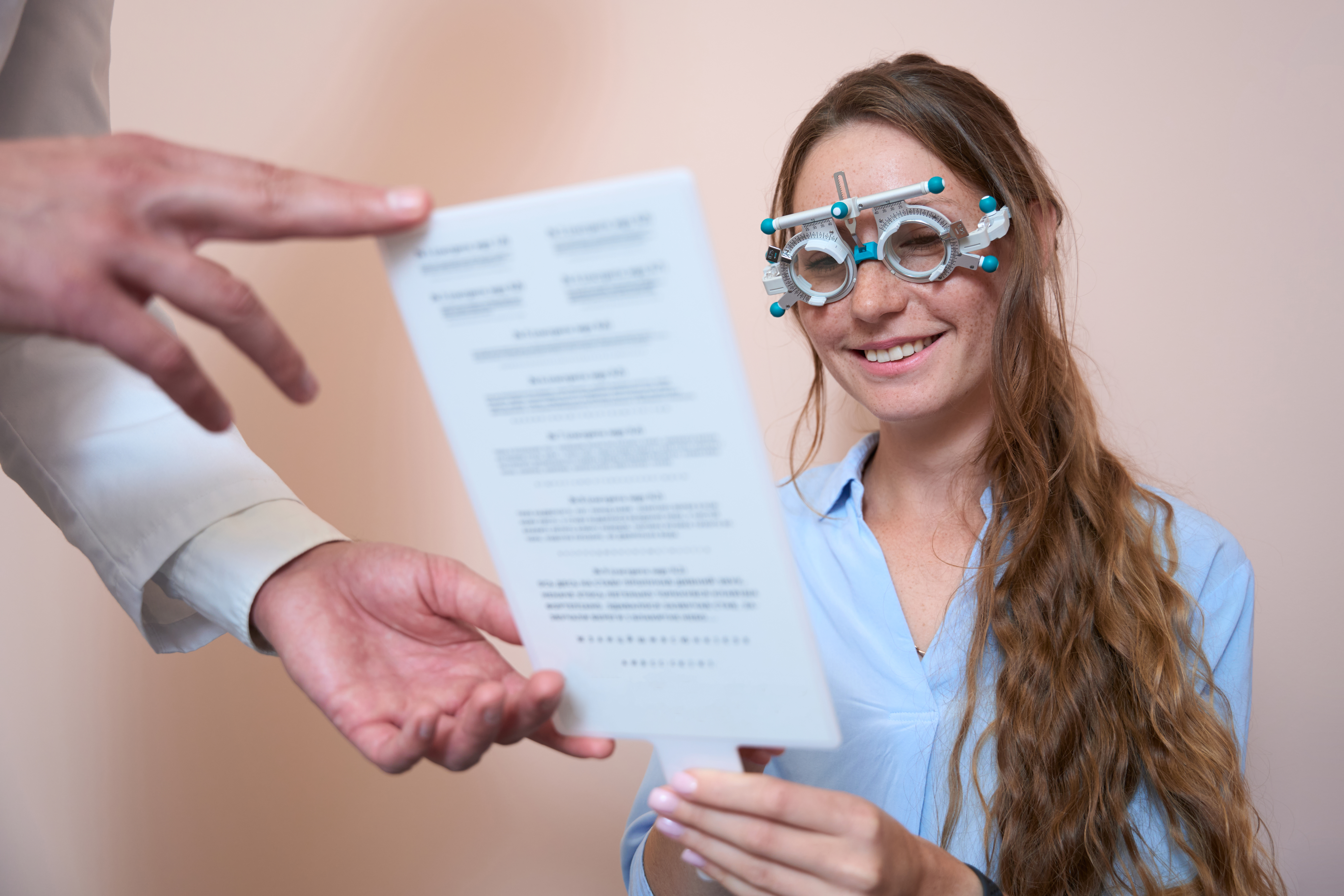 Patientin liest einen Sehtest mit einer Messbrille