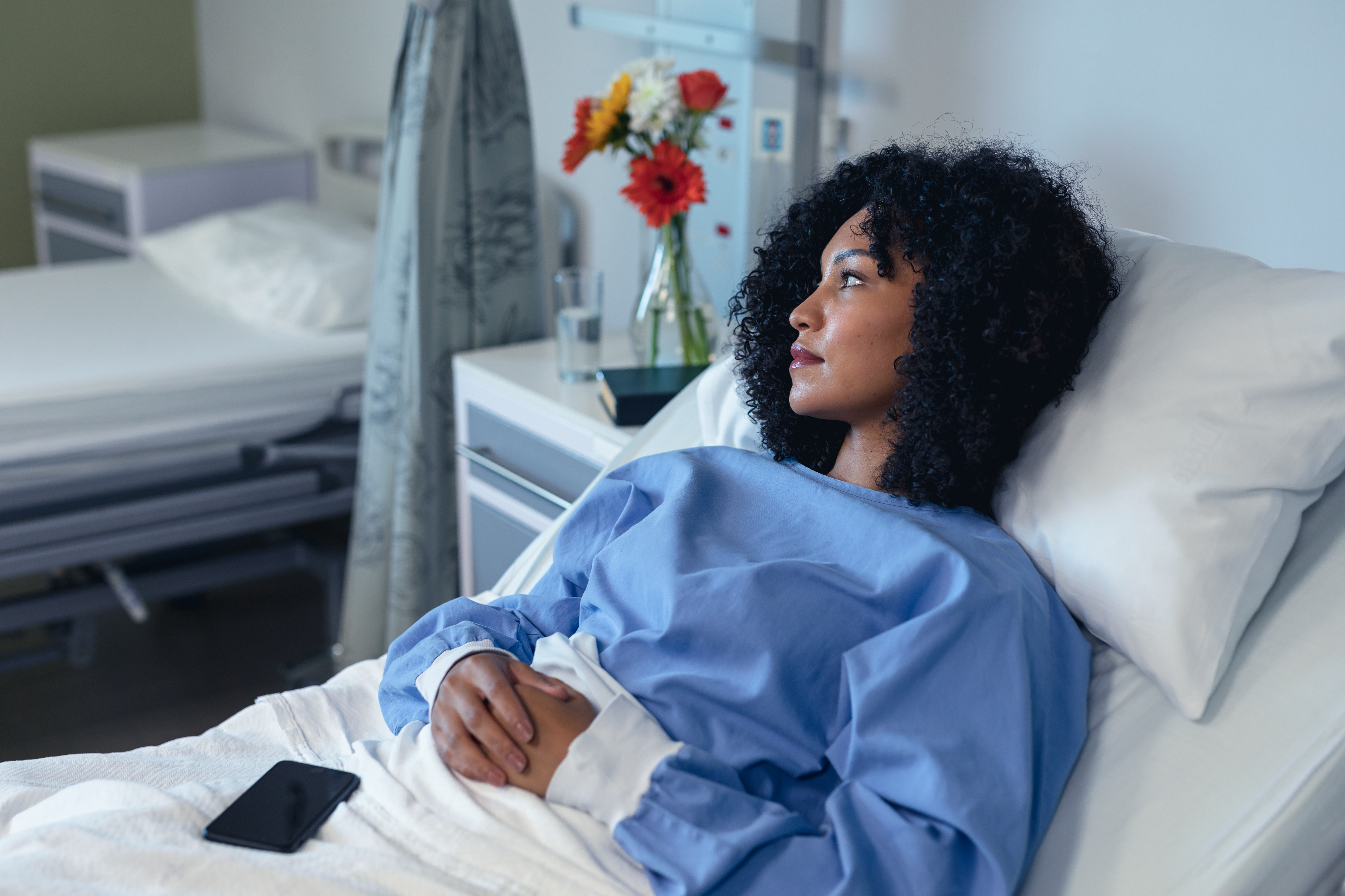 Patientin denkt vor einer medizinischen Entscheidung in Ruhe nach