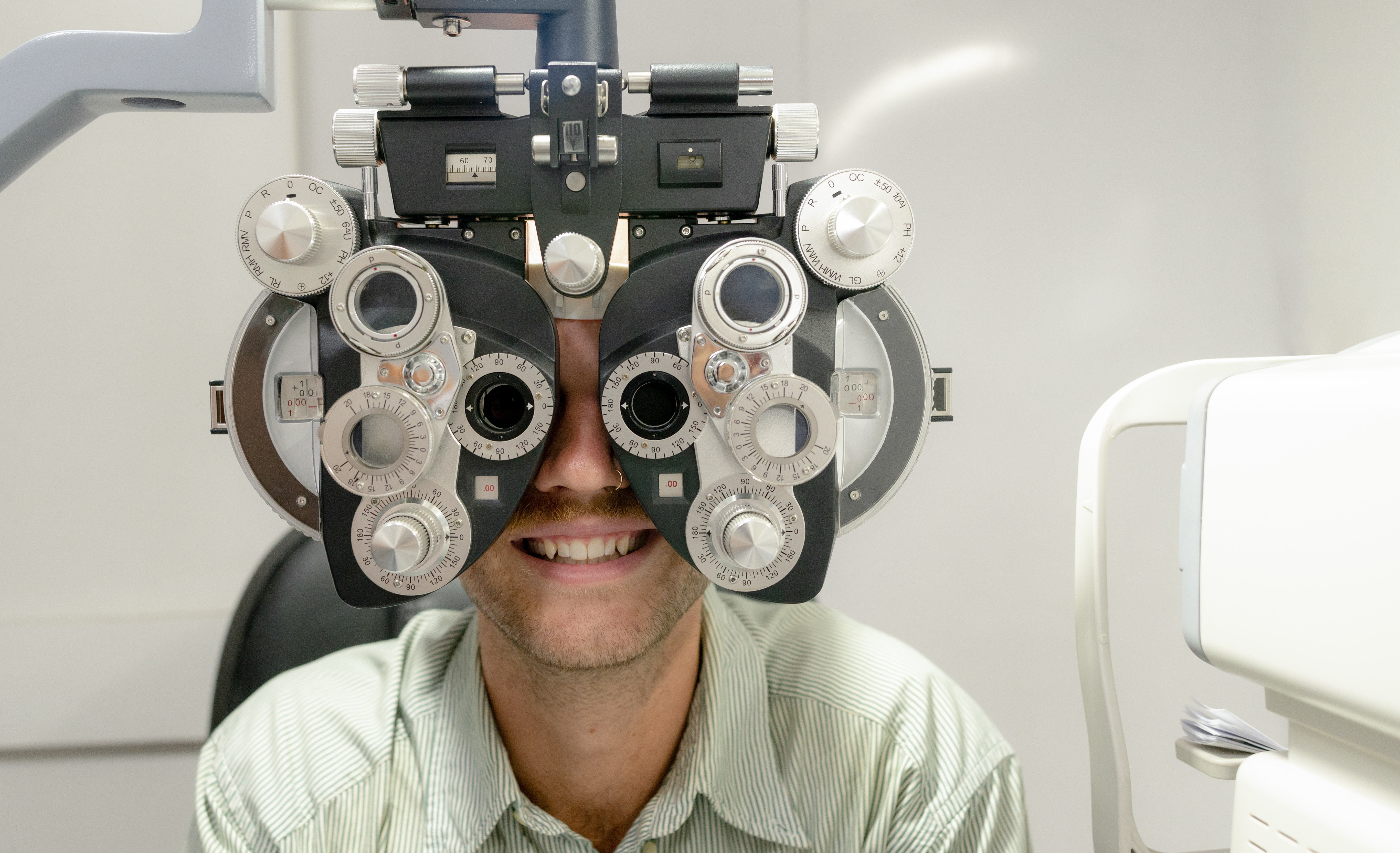 Patient schaut durch einen Phoropter für einen Sehtest