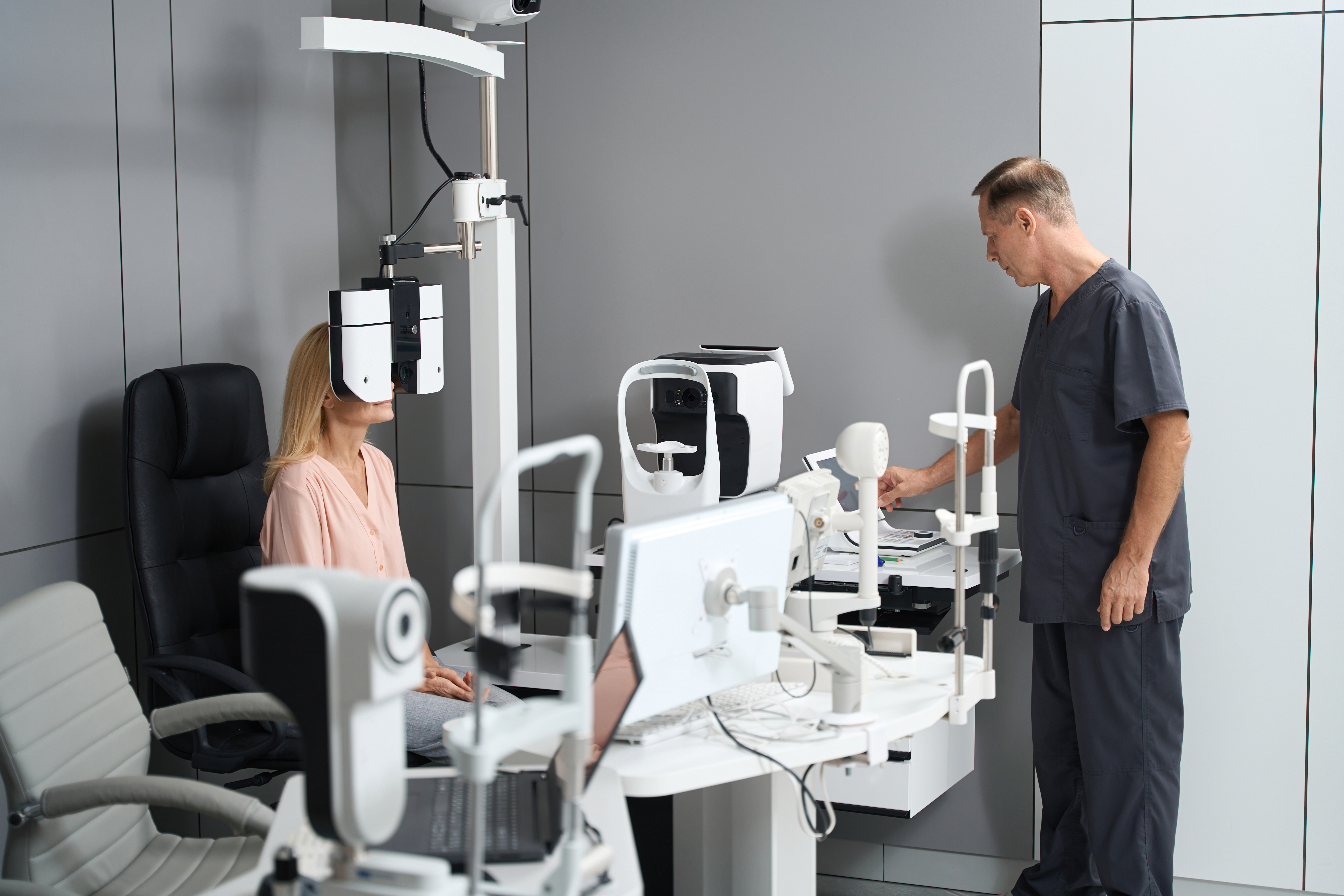 Patientin während einer Augenuntersuchung in einer modernen Praxis